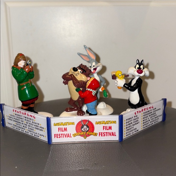 Dept 56 The Looney Tunes Animation Film Festival The Original Snow Village 54983 - Picture 8 of 14